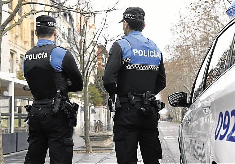 Un policía fuera de servicio sorprende a un hombre mientras robaba en un coche